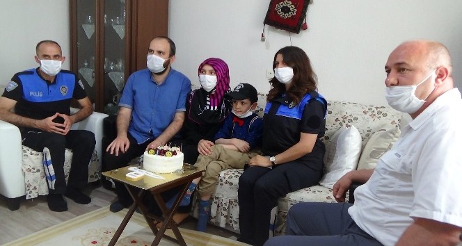Polisten Ömer Faruk’a doğum günü sürprizi