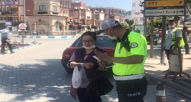 Emirdağ’da; sürücülere ve yayalara bilgilendirme ve broşür dağıtımı yapıldı