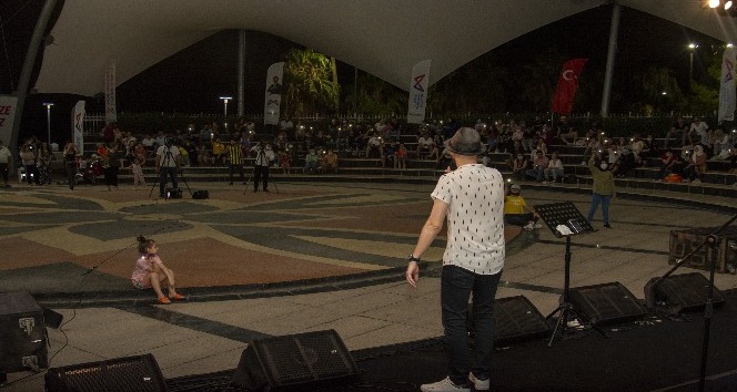 Büyükşehir Belediyesi, YKS sonrası gençler için konser düzenledi