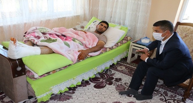 Kaymakam Mehmetbeyoğlu’ndan Pençe-Kaplan Operasyonu’nda yaralanan askere ziyaret