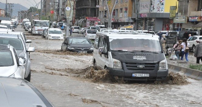 Yüksekova’da aniden bastıran yağmur caddeleri gölete çevirdi