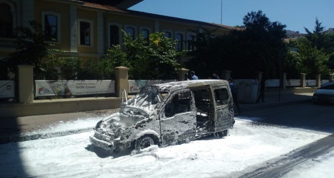 Beyoğlu&#039;nda araç alev alev böyle yandı