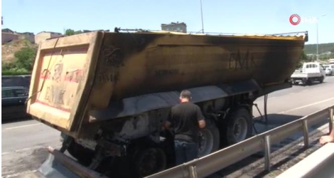 Tekeri patlayan hafriyat kamyonunun dorsesi alev alev yandı
