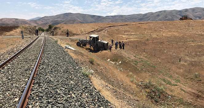 Elazığ’da tren, iş makinesine çarptı: 1 yaralı