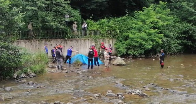 Giresun’un Bulancak ilçesinde 4 gün önce kaybolan 7 yaşındaki İkranur Tirsi evinin 1 kilometre uzağındaki dere yatağında ölü bulundu.