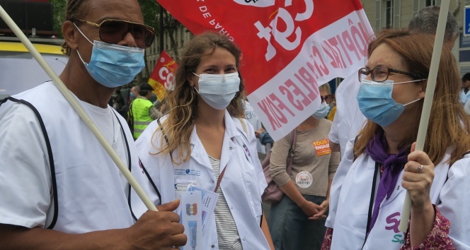 Paris&#039;te sağlık çalışanları, çalışma koşullarını bir kez daha protesto etti