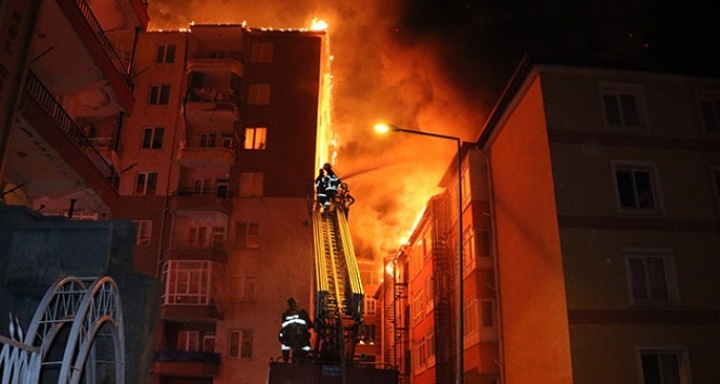 Yozgat’ta bir apartmanın çatısında çıkan yangın yan binaya sıçradı
