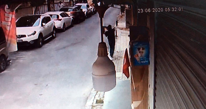 Fatih’te camdan bilgisayar atarak hırsızlık kamerada