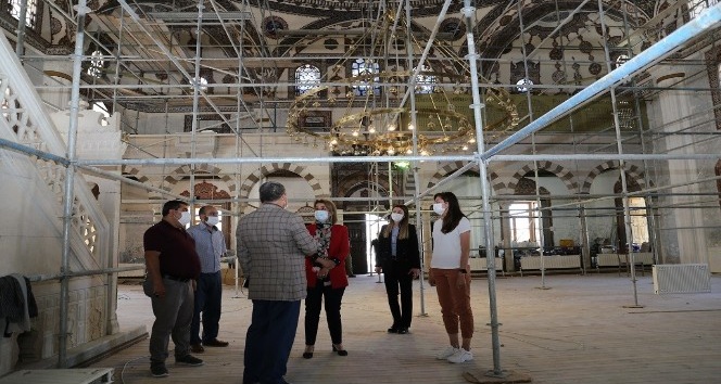 Vali Becel, tarihi camide yapılan restorasyon çalışmalarını inceledi