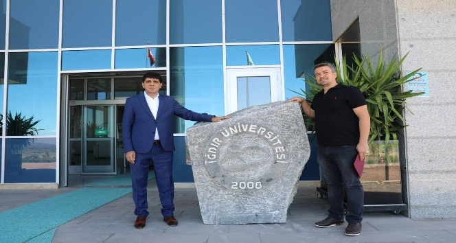 Kaya Tuzuna Iğdır Üniversitesinin logosu işlendi
