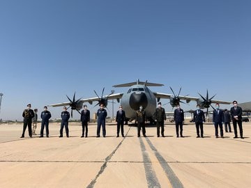 MSB: "Irak’a tıbbi yardım malzemelerini ulaştıran uçağımız Irak Sağlık Bakan Yardımcısı Hazım Cumeyli, Irak Türkmen Meclisi Başkanı Erşat Salihi, Büyükelçimiz Fatih Yıldız, Vasit Valisi Muhammed Cemil El-Mayahi, Askeri Ataşemiz Albay Oğuz Bozoklu tar