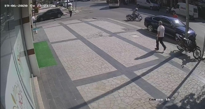 Motosiklet sürücüsü park halindeki otomobil altına girdi