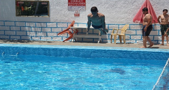 Sıcaktan bunalan gençler havuzda serinliyor