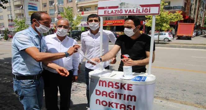 Elazığ’da vatandaşa maske hizmeti