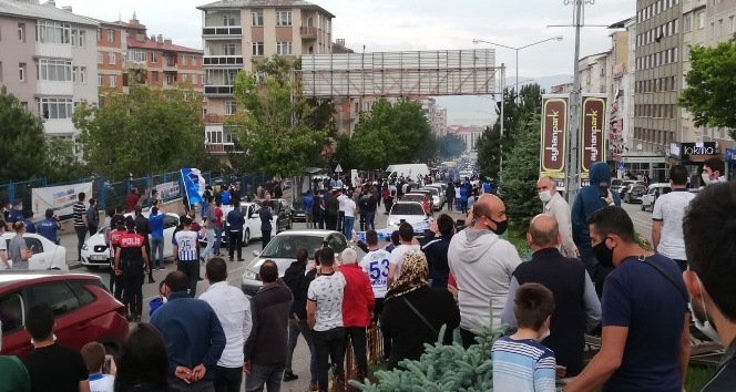 Kritik maç öncesi taraftalar BB Erzurumspor’u stadyuma meşalelerle uğurladı