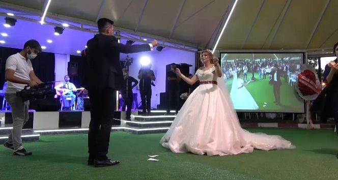 Korona virüs gölgesinde ilk düğün yapıldı, sadece gelin ve damat oynadı