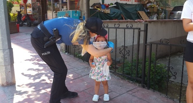 Akçakoca’da polis ekipleri meske denetimi yaptı maskesi olmayan çocuklar maske verdi