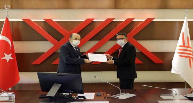 Rektör Aksoy mazbatasını YÖK Başkanı Saraç’tan aldı