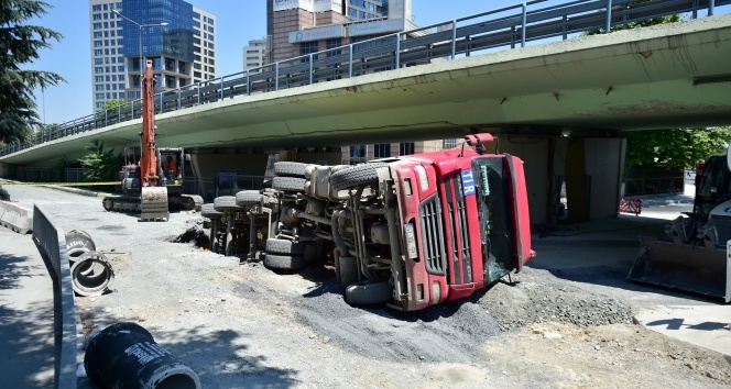 Bakırköy&#039;de yol çöktü: Hafriyat kamyonu devrildi