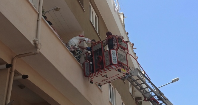 Matkap patladı, balkonda mahsur kalanları itfaiye kurtardı