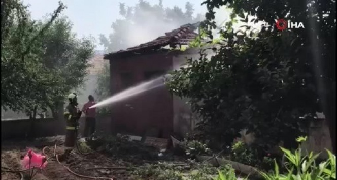 Balıkesir&#039;de ev yangını korkuttu