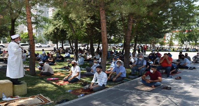 Başkan Beyoğlu cuma namazını vatandaşlarla birlikte sosyal mesafeye uyarak kıldı