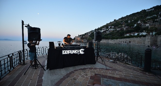 Ünlü DJ tanıtım için Alanya’da