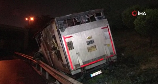 Bayrampaşa’da seyir halindeki kamyon yandı