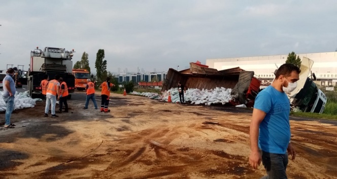 Bahçeşehir&#039;de tır devrildi, TEM kapandı