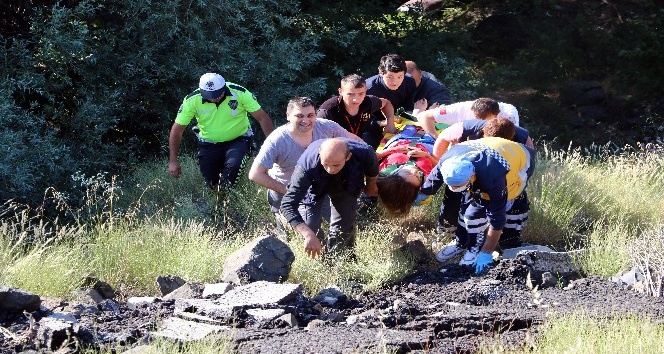 Otomobil 50 metre yükseklikten dere yatağına yuvarlandı: 5 yaralı