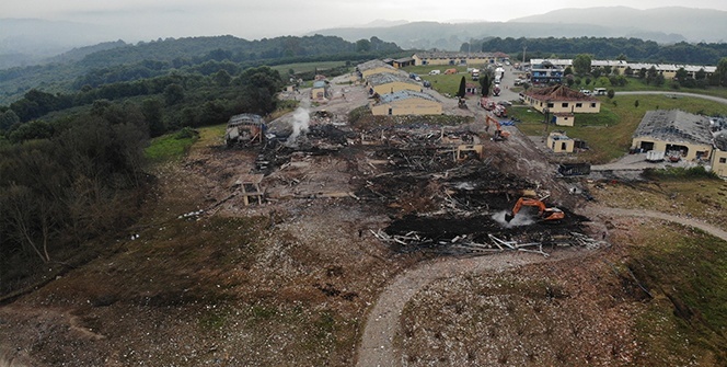 Patlama sonrası devam eden enkaz çalışmaları havadan görüntülendi