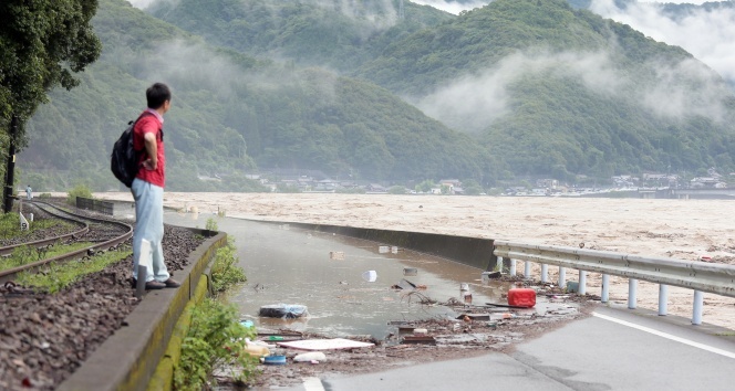 Japonya&#039;yı şiddetli yağış vurdu: 13 kişi kayıp