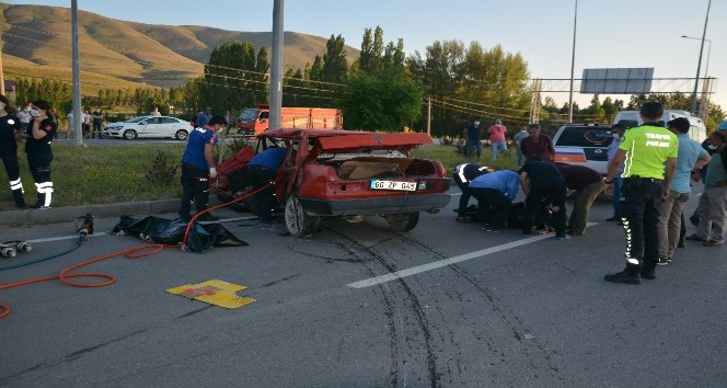 Kazada parçalanan Tofaş’ın içerisindeki 2 kişi hayatını kaybetti