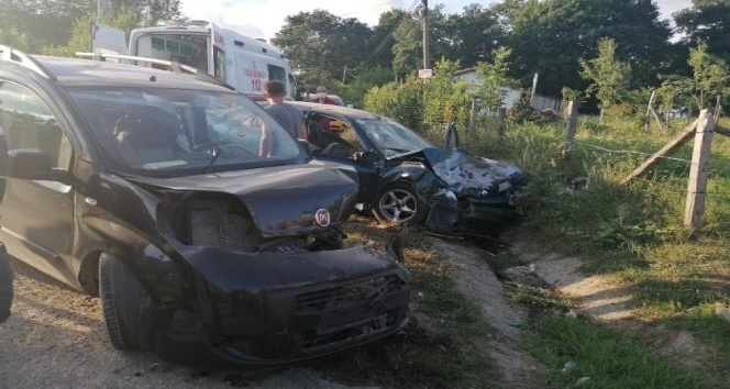 Kocaeli’de hafif ticari araç ile otomobil çarpıştı: 8 yaralı