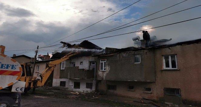 Gümüşhane’de yıldırım düşmesi sonucu yangın çıktı