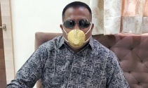 Hindistanlı iş adamı korona virüse karşı altın maske takıyor