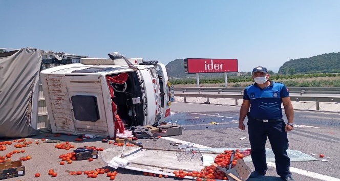 Bilecik’te kamyon devrildi, araca yüklü domatesler yola saçıldı