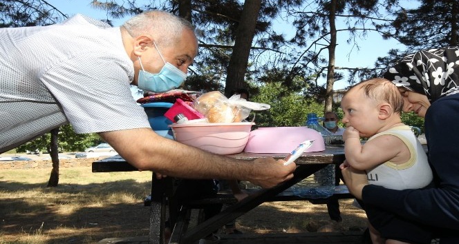Başkan Büyükgöz’den piknik yapan vatandaşlara ziyaret