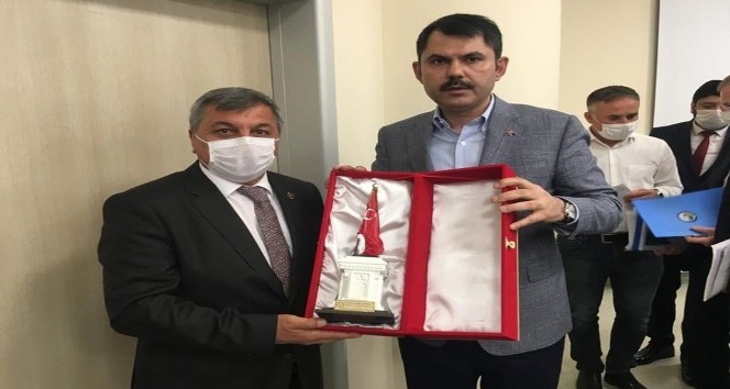 Başkan Arif Teke’den Bakan Kurum’a Şehit Sancaktar Anıtı biblosu hediyesi