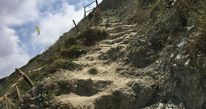 Karaburun Plajında tehlike saçan merdiven