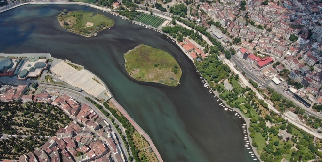 İBB'nin 3 hafta içerisinde düzelecek dediği Haliç, daha da siyaha büründü