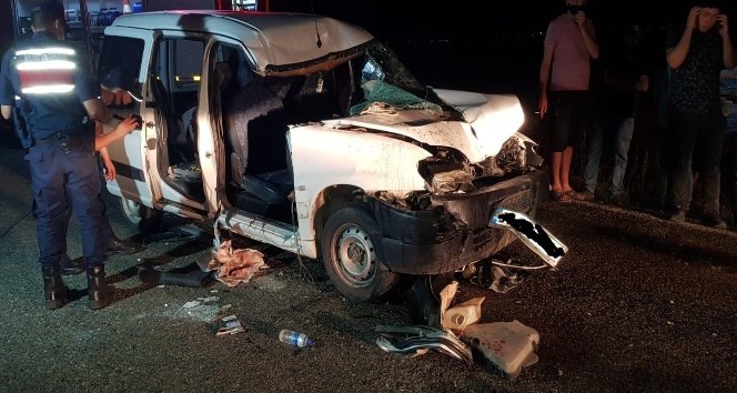 Denizli’de hafif ticari araç ile traktör çarpıştı: 5 yaralı