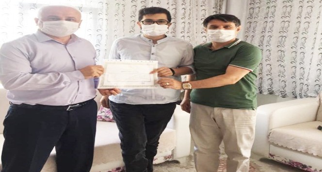 Kanser hastası Mahmut diplomasına kavuştu