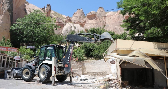 Kapadokya’da 4 kaçak yapı yıkıldı