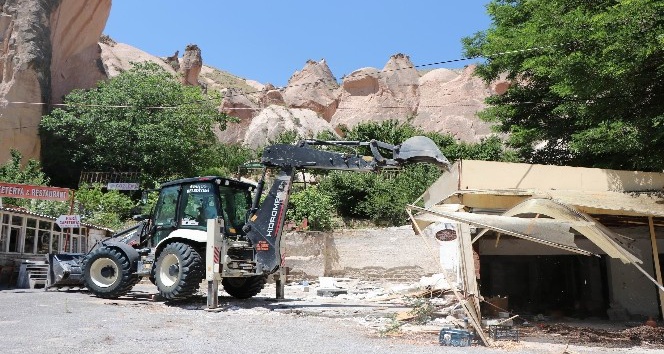 Kapadokya’da 4 kaçak yapı yıkıldı