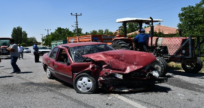 Aksaray’da iki otomobil kafa kafaya çarpıştı: 3 yaralı