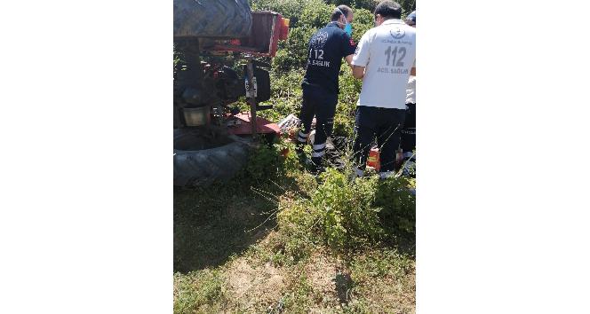 Devrilen traktörün altında kalan sürücü öldü, oğlu son anda kurtuldu