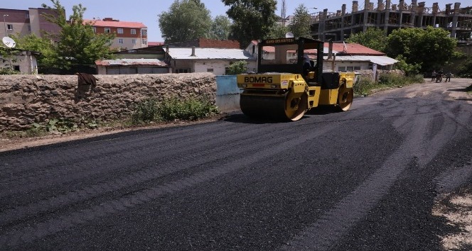 Kars Belediyesi asfalt ve yama çalışmalarına yoğunlaştı