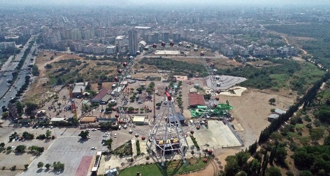 Türkiye’nin en büyük dönme dolabı, Lunapark izniyle birlikte kapılarını açtı