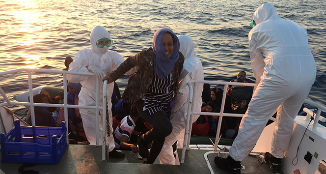 İzmir&#039;de 65 sığınmacı kurtarıldı